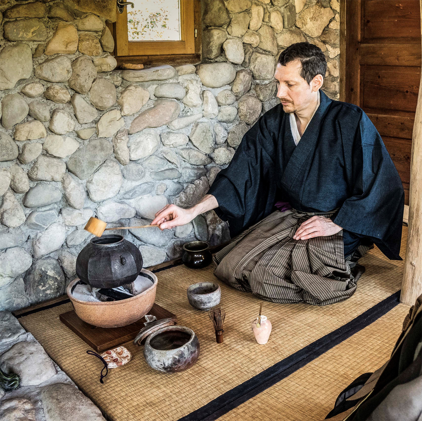 Franck Armand pratiquant la cérémonie du thé dans son pavillon de thé.