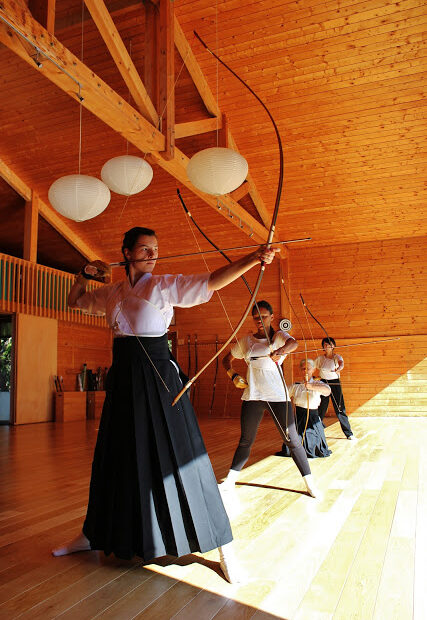 Tir en groupe au dojo.