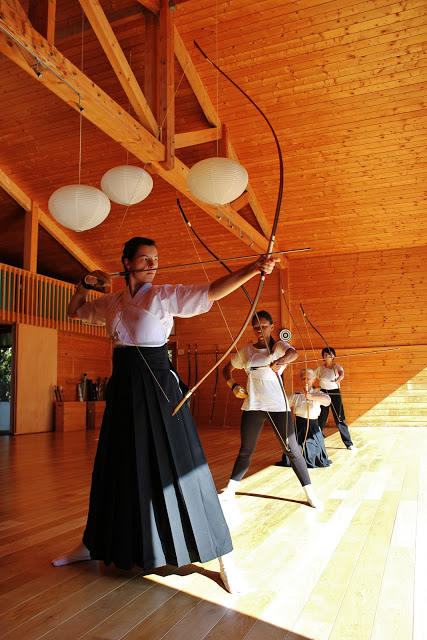 Quatre pratiquantes de Kyūdō en tir libre au Dojo de l’Esprit Direct.