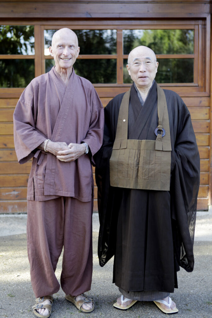Taikan Jyoji et Taitsū Rōshi prennent la pose.