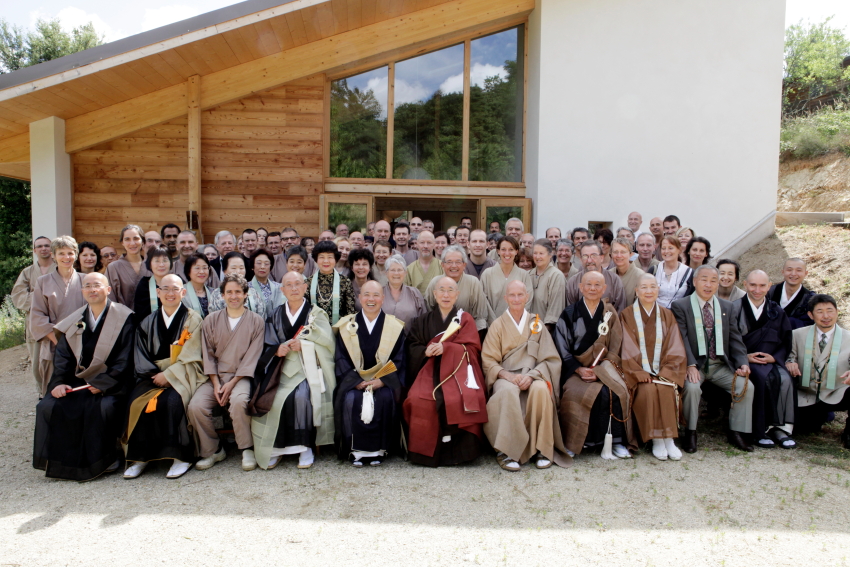 Photo de groupe avec la délégation de Japonais lors de la consécration du zendō.