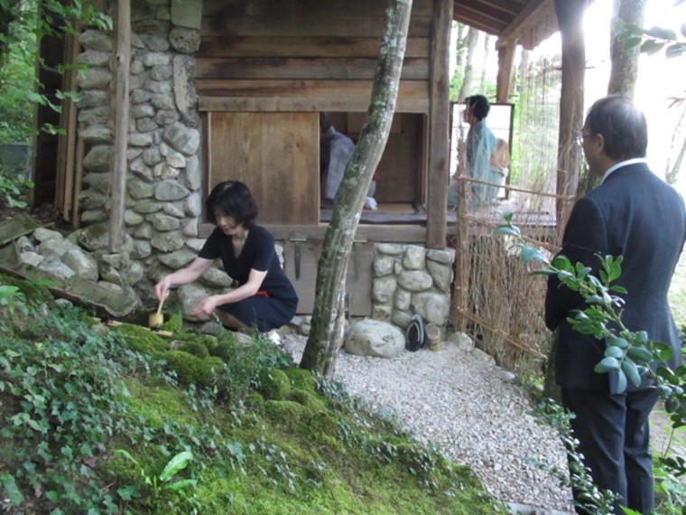 Les participants à la cérémonie du thé se lavent les mains avant d'entrer dans le pavillon.