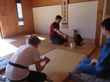 A guest observes the bowl after drinking tea.