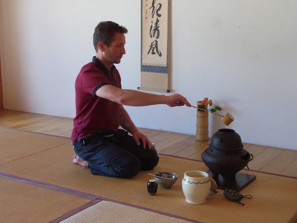 Practice during a Way of tea session at the Falaise Verte.